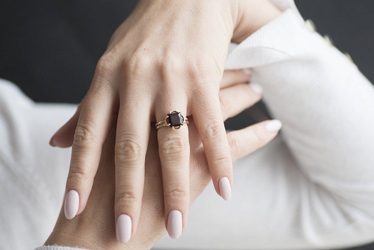 Золота каблучка з гранатом і фіанітами 14032282 від ювелірного магазину Онікс - 1