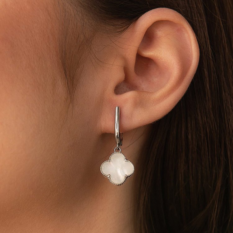 Серебряные серьги "Клевер" с перламутром 122881 от ювелирного магазина Оникс - 1