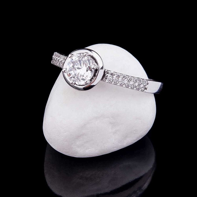 Золота каблучка з фіанітами к04557 від ювелірного магазину Онікс - 2