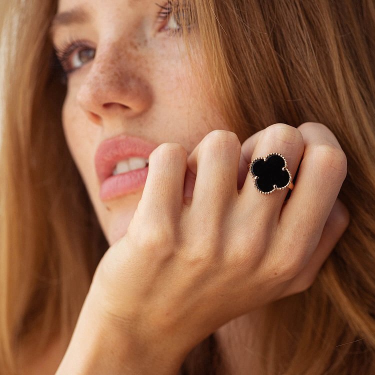 Золота каблучка "Конюшина" з оніксом к07613 від ювелірного магазину Онікс - 1