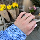 Серебряное кольцо с дорожкой голубых и желтых камней 8152 от ювелирного магазина Оникс - 8
