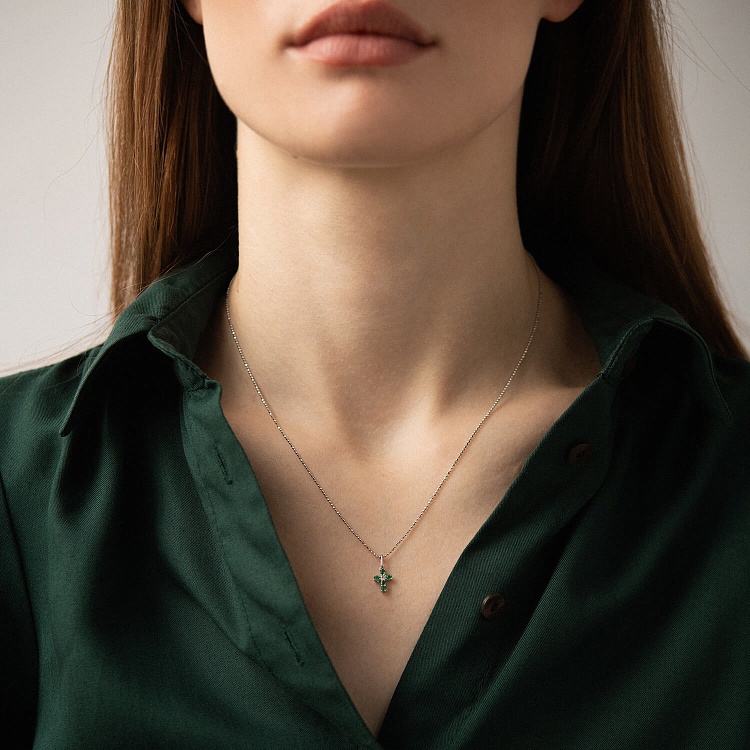 Золотой крестик с бриллиантом и изумрудами пб0299nl от ювелирного магазина Оникс - 1