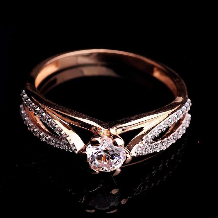 Жіноча золота каблучка з фіанітами к03345 від ювелірного магазину Онікс - 1