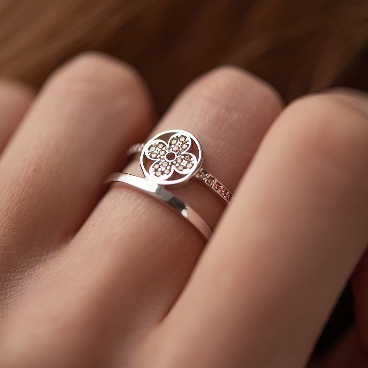 Кольцо "Клевер" в белом золоте (желтые фианиты) к07445 от ювелирного магазина Оникс - 1