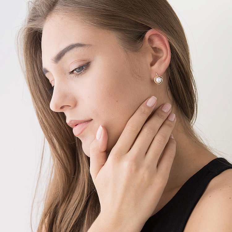 Золоті сережки з культ. прісн. перлами с02748 від ювелірного магазину Онікс