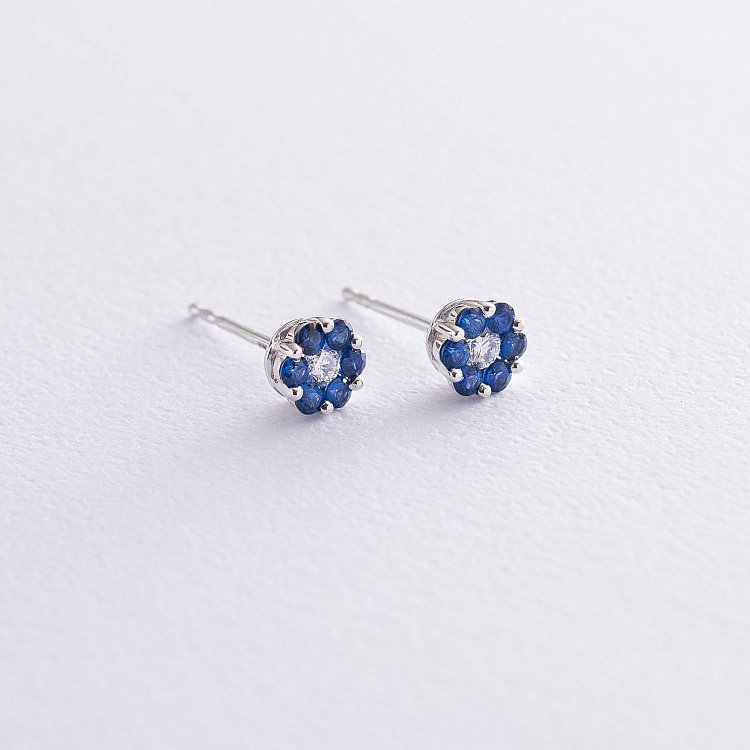 Золотые серьги-гвоздики "Цветок" с бриллиантами и сапфирами сб0096lg от ювелирного магазина Оникс