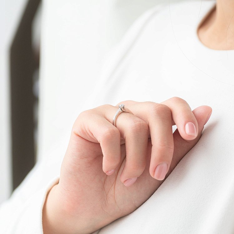 Золота заручальна каблучка з фіанітом к05167 від ювелірного магазину Онікс - 1