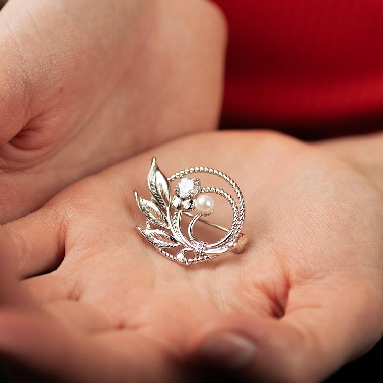 Срібна брошка з перлиною і фіанітом 16152 від ювелірного магазину Онікс - 1