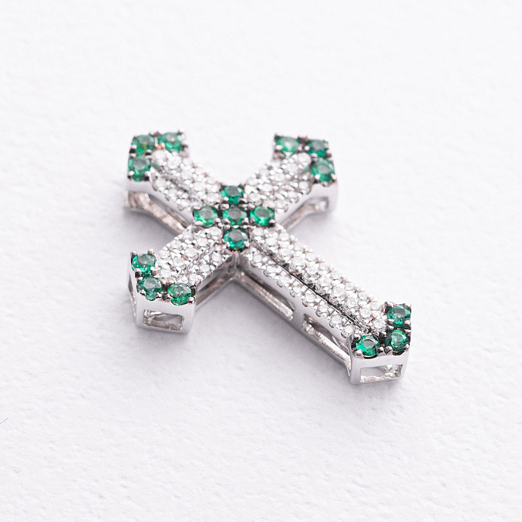 Крестик в белом золоте (бриллианты, изумруды) пб0393ca от ювелирного магазина Оникс