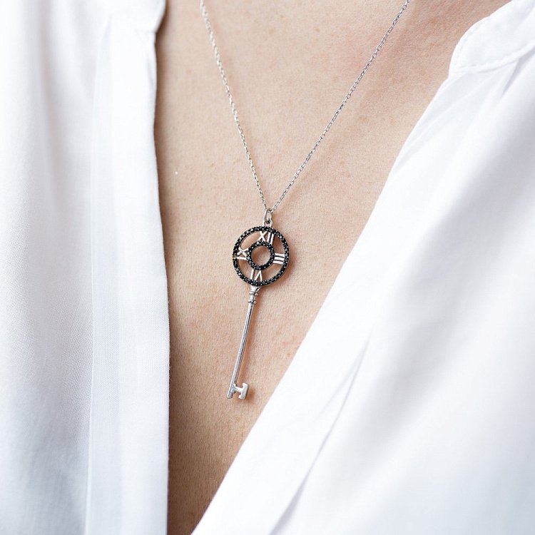 Срібне кольє "Ключик" з чорними фіанітами 18474 від ювелірного магазину Онікс