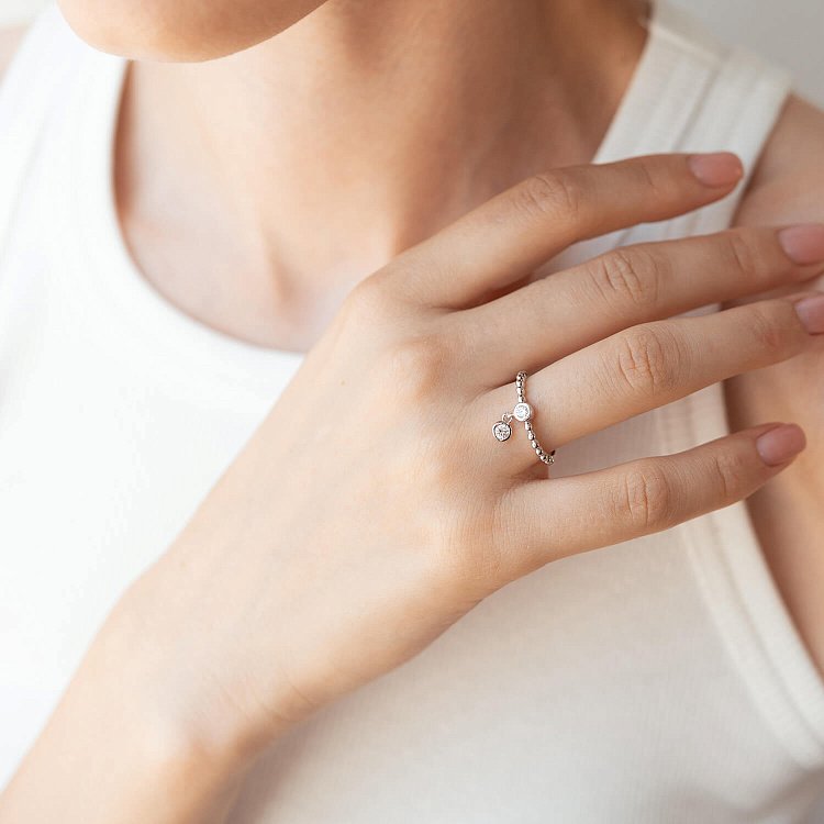 Кольцо в белом золоте с фианитами к07056 от ювелирного магазина Оникс - 1