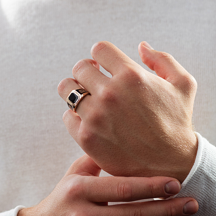 Мужская золотая печатка с фианитами и эмалью к08224 от ювелирного магазина Оникс - 3