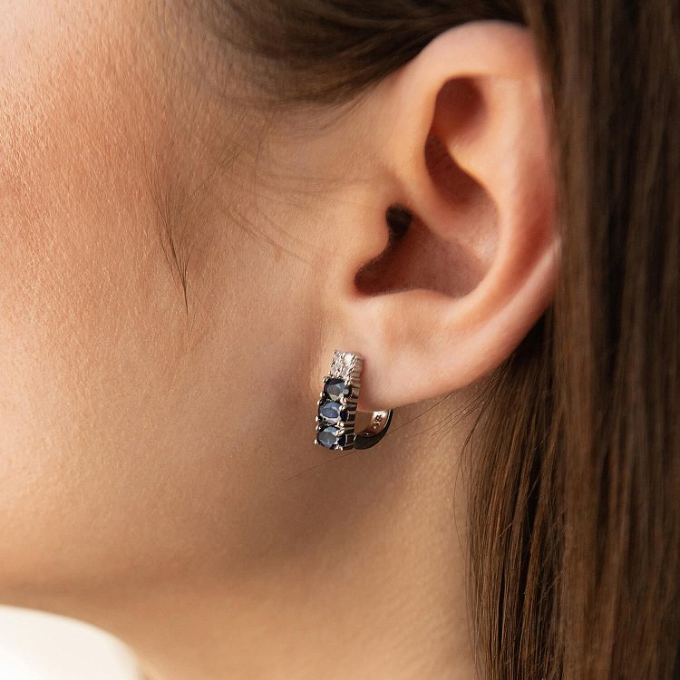 Серебряные серьги с сапфирами и фианитами GS-02-063-3110 - 1 Серебряные серьги с сапфирами и фианитами GS-02-063-3110 от ювелирного магазина Оникс - 1