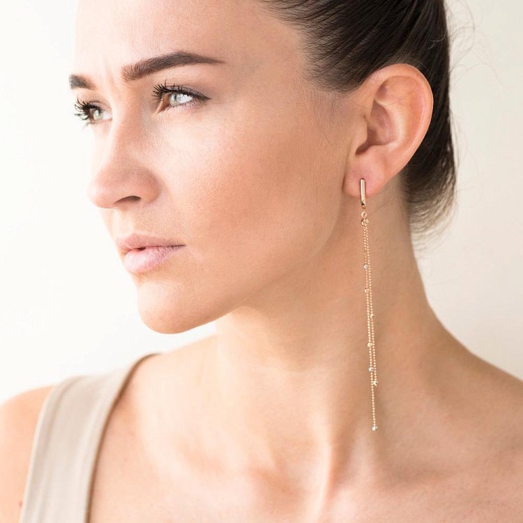 Золотые серьги на цепочке с05602 от ювелирного магазина Оникс