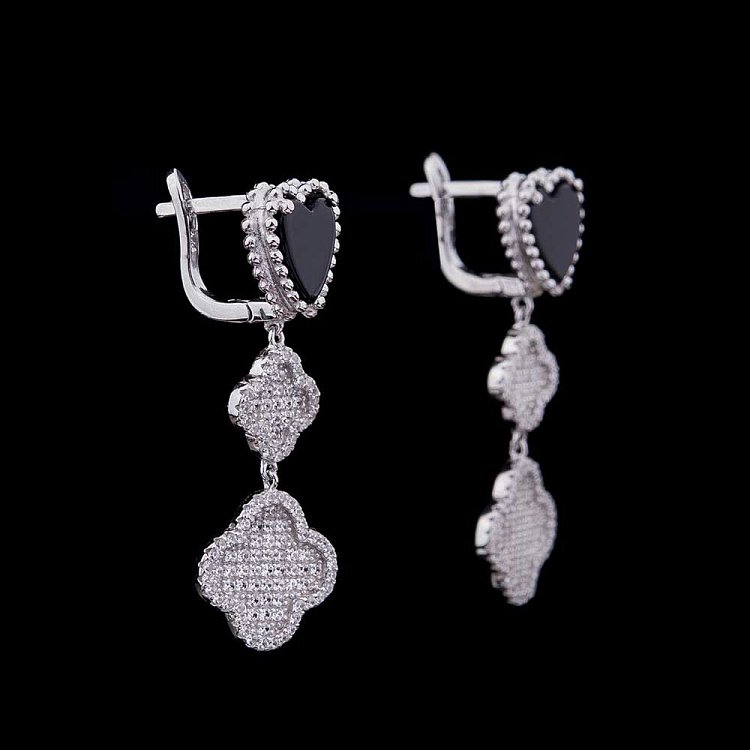 Срібні сережки "Серце і конюшина" з оніксом і фіанітами 121732 від ювелірного магазину Онікс