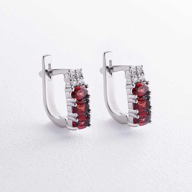 Серебряные серьги с пиропами и фианитами GS-02-063-4110 от ювелирного магазина Оникс