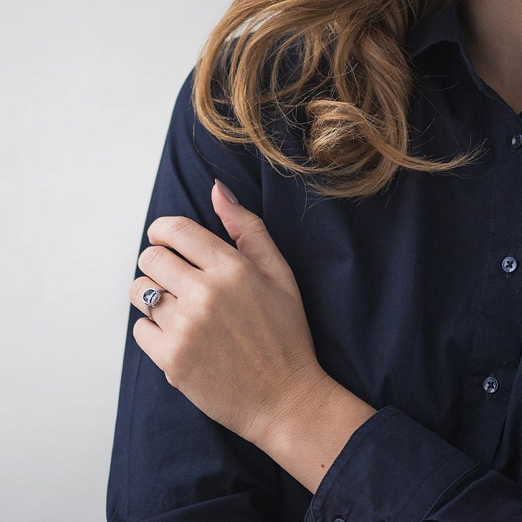 Золота каблучка з Нано Лондон топазом і фіанітами 14034274т від ювелірного магазину Онікс - 5