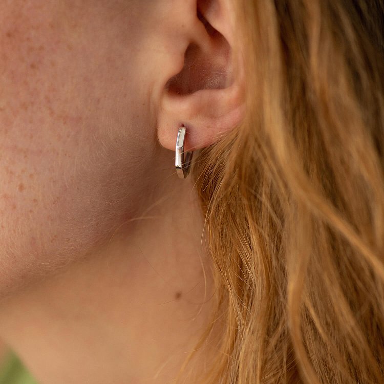 Серьги - кольца "Геометрия" в белом золоте с08541 от ювелирного магазина Оникс - 1