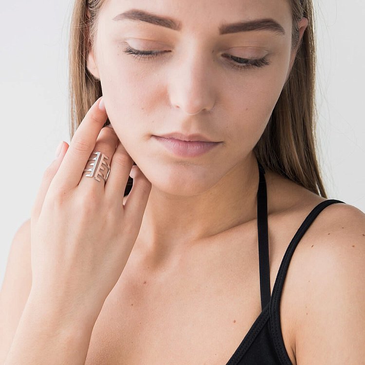 Срібна каблучка 111735 Срібна каблучка 111735 від ювелірного магазину Онікс