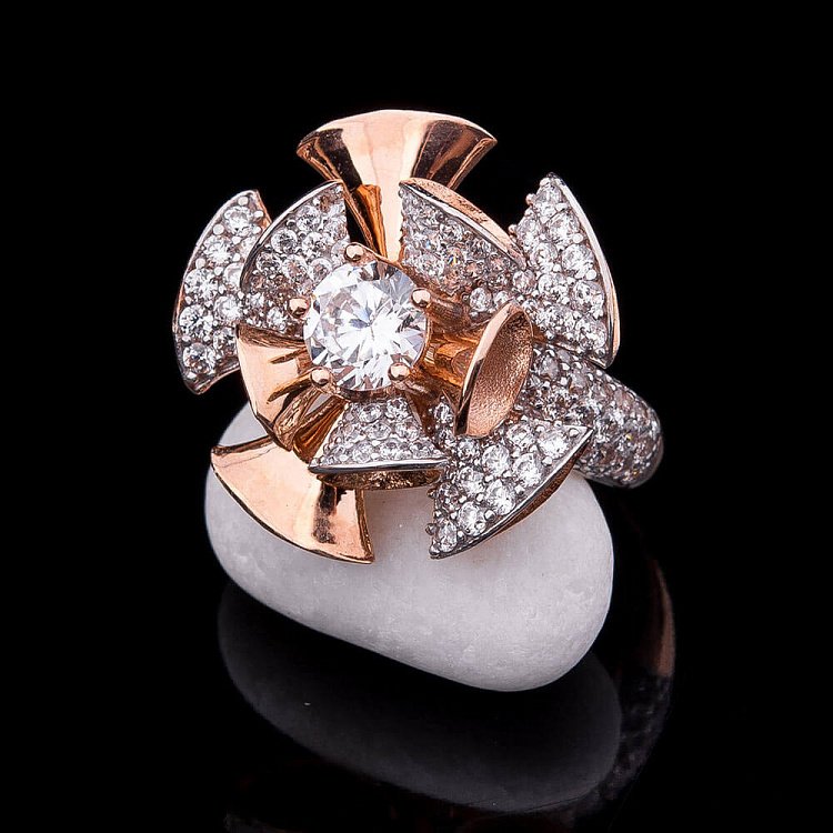 Золотое кольцо "Цветочек" с фианитами к04098 Золотое кольцо "Цветочек" с фианитами к04098 от ювелирного магазина Оникс