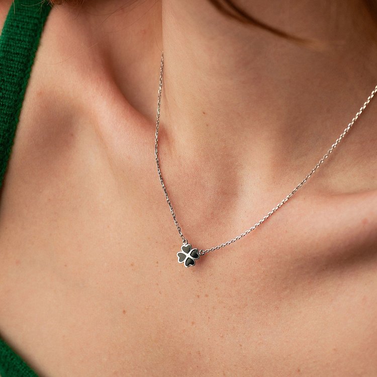 Серебряное колье "Клевер" (черная эмаль) 181209 от ювелирного магазина Оникс