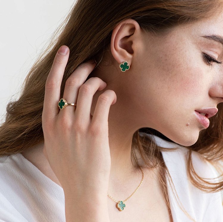 Каблучка "Конюшина" в жовтому золоті (малахіт) к05671 від ювелірного магазину Онікс - 1