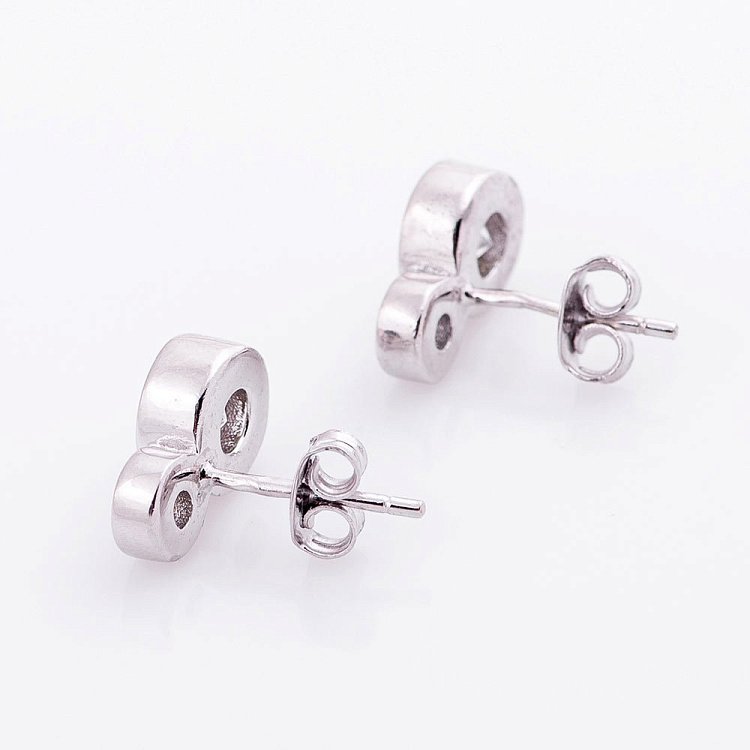 Срібні сережки-пусети з фіанітами 121936 від ювелірного магазину Онікс - 1