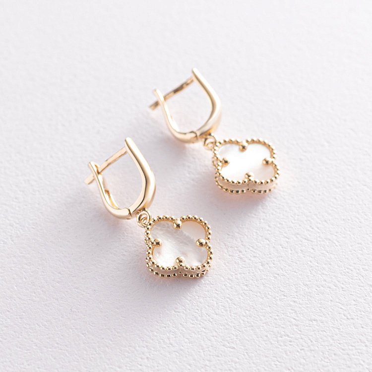 Серьги из желтого золота "Клевер" с перламутром с07113 от ювелирного магазина Оникс - 2