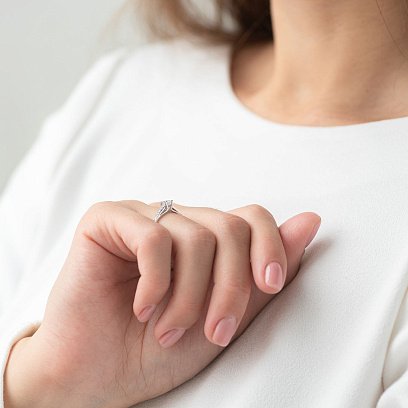 Золота заручальна каблучка з фіанітами к05983 №4