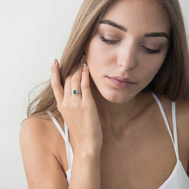 Заручальна каблучка з діамантами і смарагдом к357cha від ювелірного магазину Онікс - 3