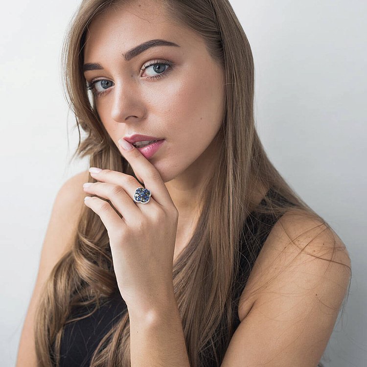 Золота каблучка з сапфірами, діамантами і уваровітом кб0087gm від ювелірного магазину Онікс - 3