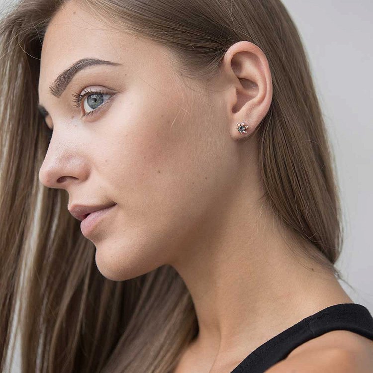 Золоті сережки - пусети з топазом "Лондон блю" і фіанітами с01933 від ювелірного магазину Онікс - 3