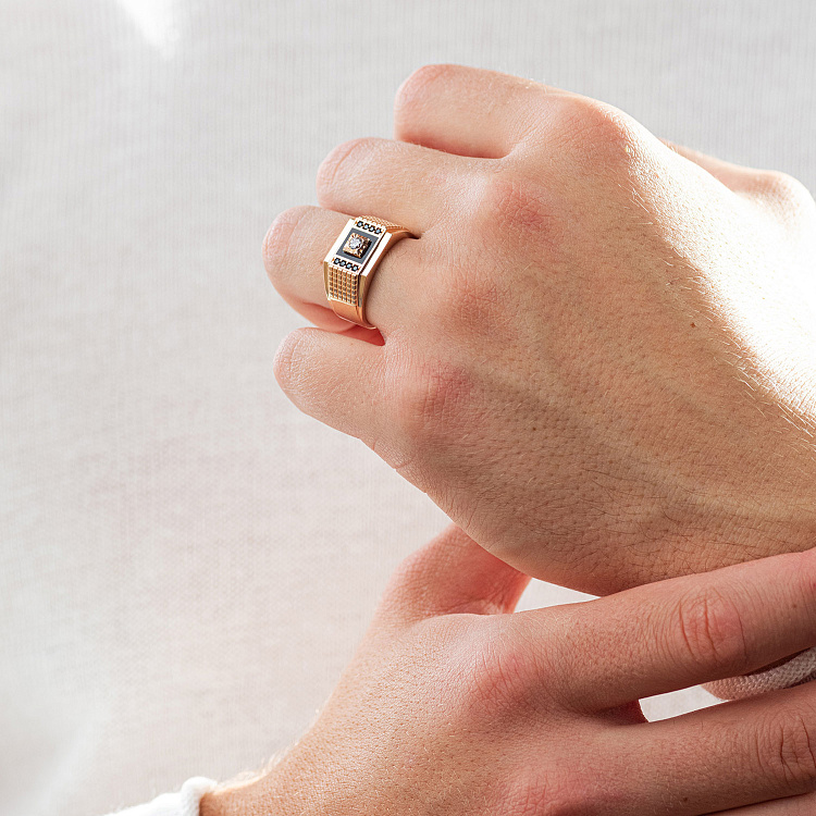 Чоловіча золота печатка з фіанітами та емаллю к07377 від ювелірного магазину Онікс - 3