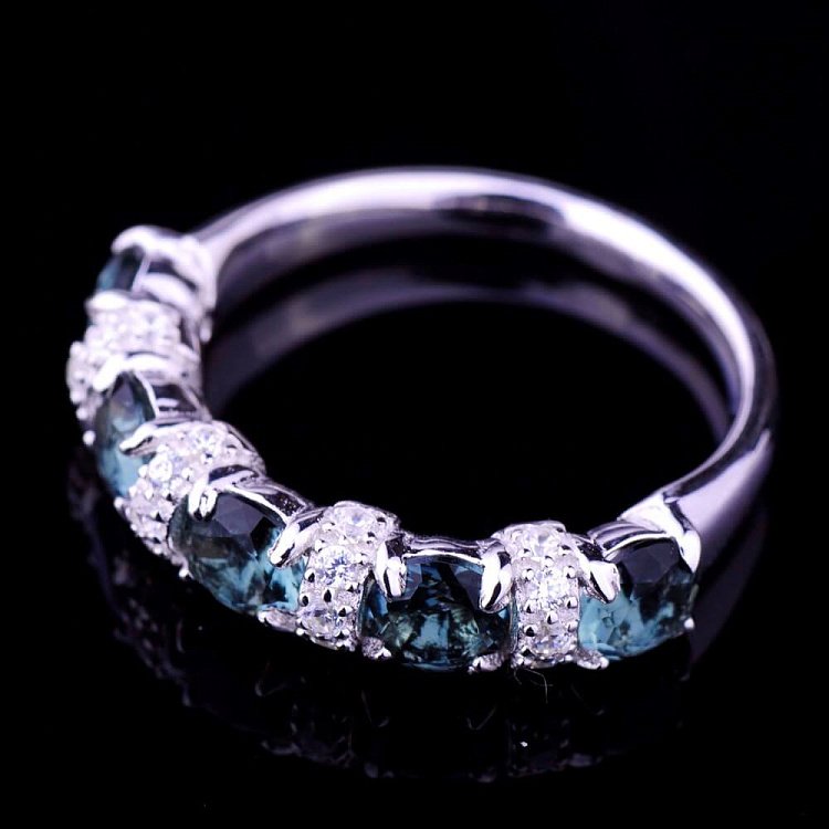 Жіноча каблучка з фіанітами (родій) 111623 від ювелірного магазину Онікс