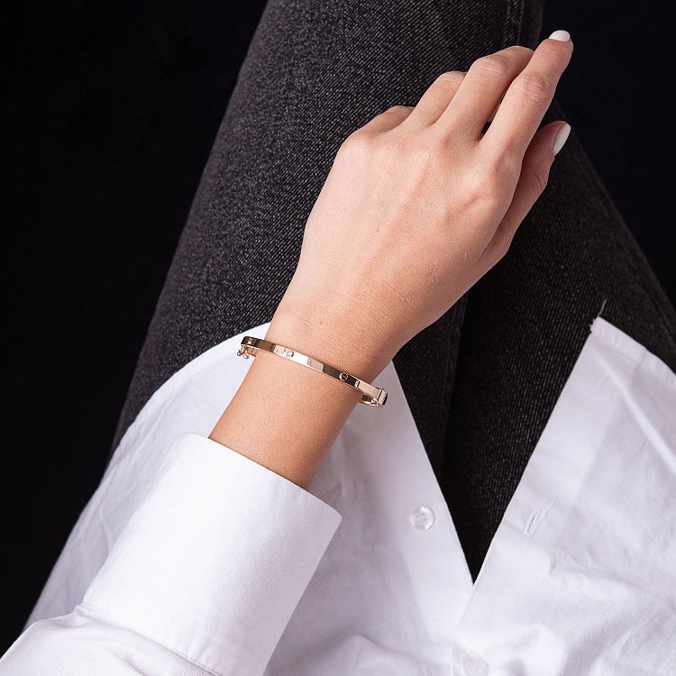 Жорсткий браслет "Love" з червоного золота (фіаніт) б04739 від ювелірного магазину Онікс - 1