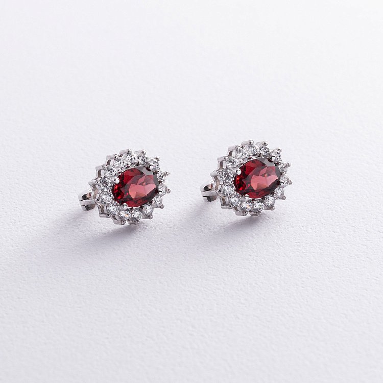 Серебряные серьги с пиропами и фианитами GS-02-012-4110 от ювелирного магазина Оникс