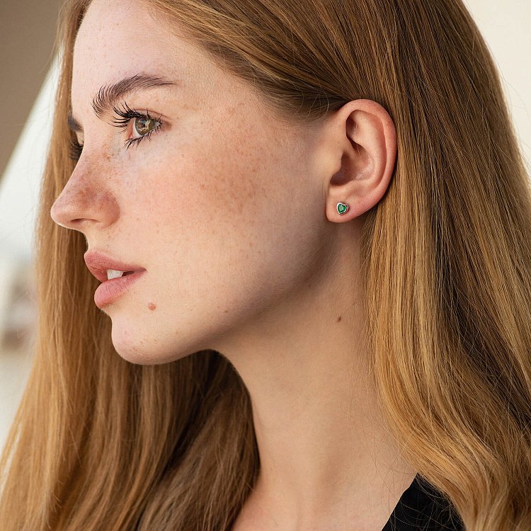 Золоті сережки - пусети "Сердечки" зі смарагдами сб0530gl від ювелірного магазину Онікс - 1