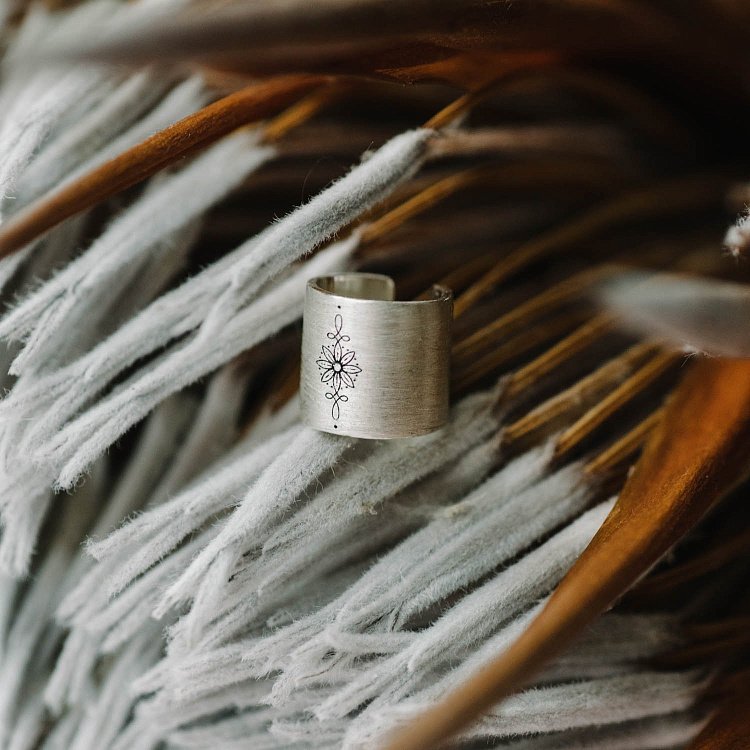 Срібна сережка-каффа "Квітка" (матова) 122703цв від ювелірного магазину Онікс - 2