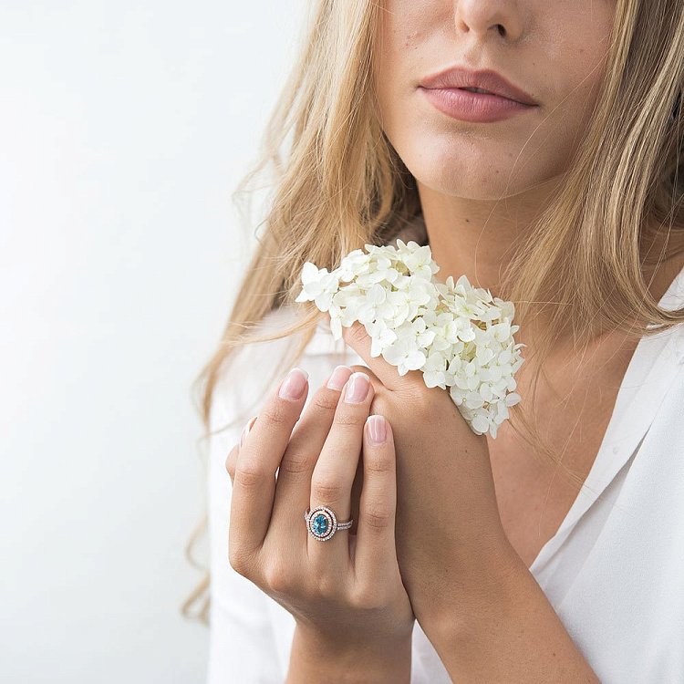 Золота каблучка з блакитним топазом і фіанітами к04648 від ювелірного магазину Онікс - 4