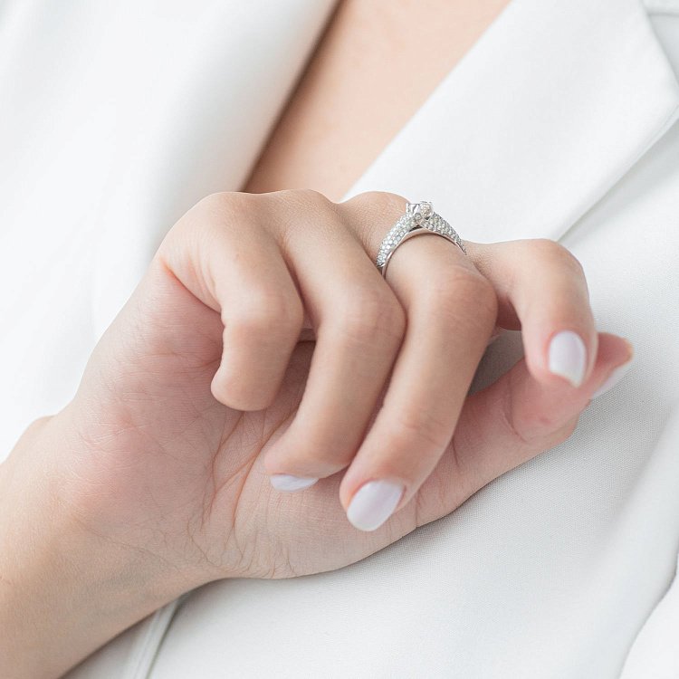 Каблучка в білому золоті з діамантами кб0100he від ювелірного магазину Онікс - 1