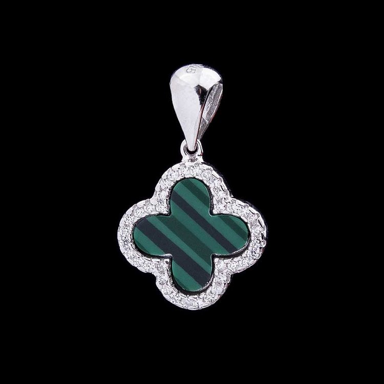 Серебряная подвеска "Клевер" с фианитами и им. малахита 132192 от ювелирного магазина Оникс