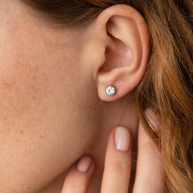 Срібні сережки - пусети з фіанітами 202 від ювелірного магазину Онікс - 1