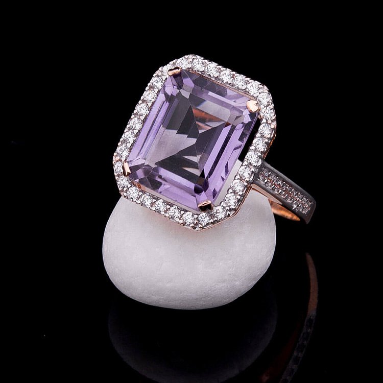 Золотое кольцо с аметистом и фианитами к03059 от ювелирного магазина Оникс - 3