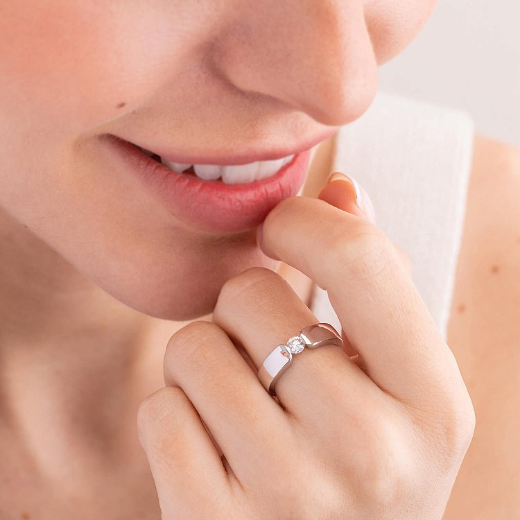 Золота каблучка з діамантом 26691121 від ювелірного магазину Онікс - 1