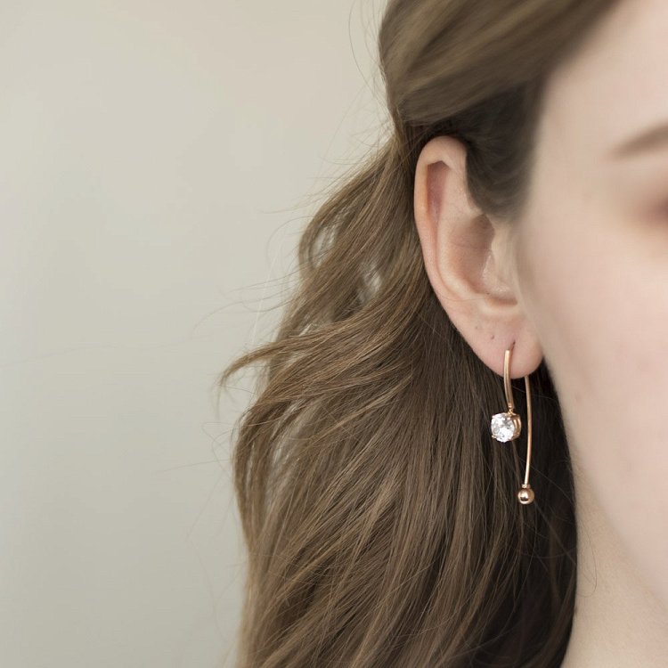 Золотые серьги с фианитами с06189 от ювелирного магазина Оникс - 1