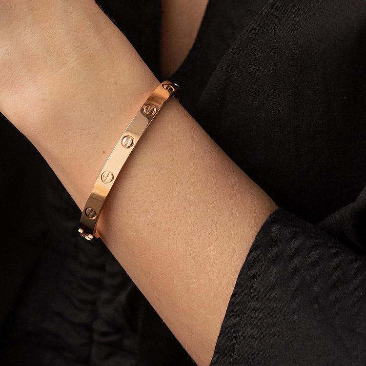 Жесткий браслет "Love" в красном золоте б05460 от ювелирного магазина Оникс - 1