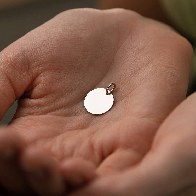 Кулон для гравировки в белом золоте (14 мм) п03519 от ювелирного магазина Оникс - 4