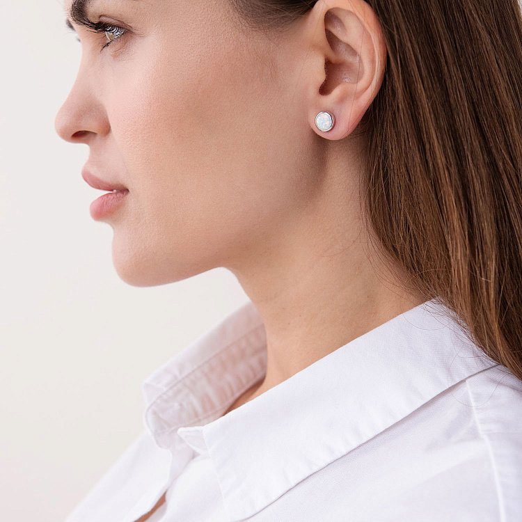 Золоті сережки-пусети "Сяйво" (синт. опал) 8 мм с07435 від ювелірного магазину Онікс - 3