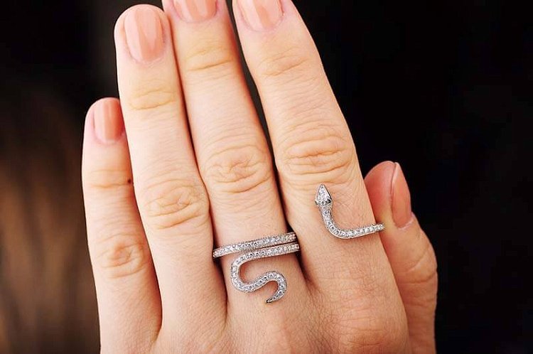 Каблучка "Змія" (фіаніти, родій) 111280 від ювелірного магазину Онікс - 2