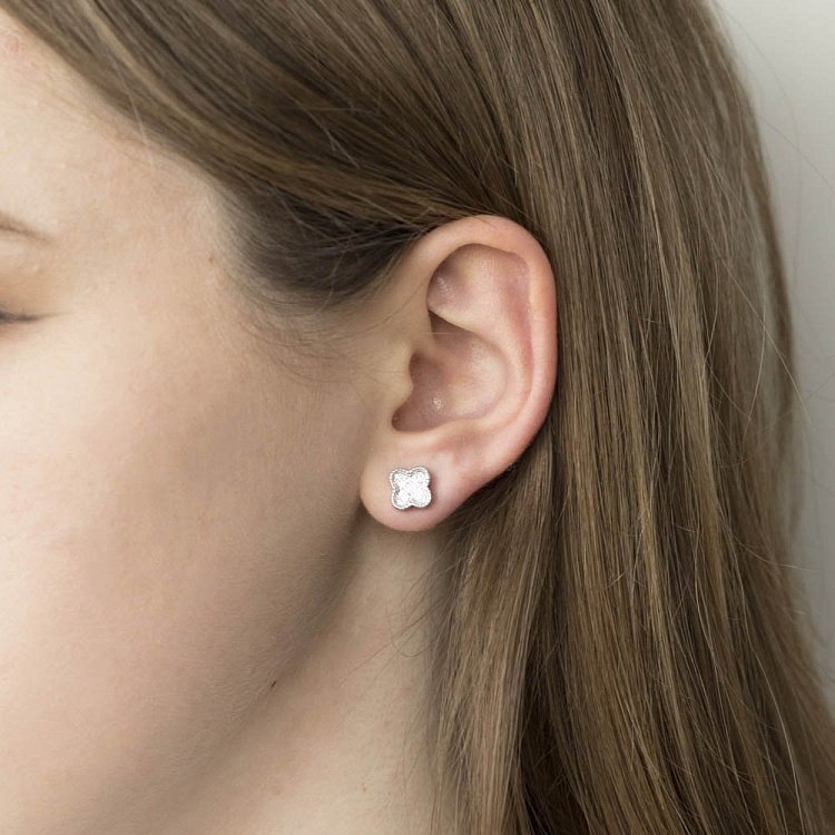 Серебряные серьги-пусеты с фианитами "Клевер" 121662 от ювелирного магазина Оникс